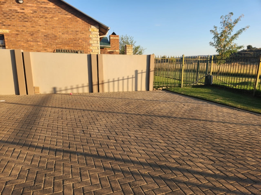 To Let 3 Bedroom Property for Rent in Hillside Free State